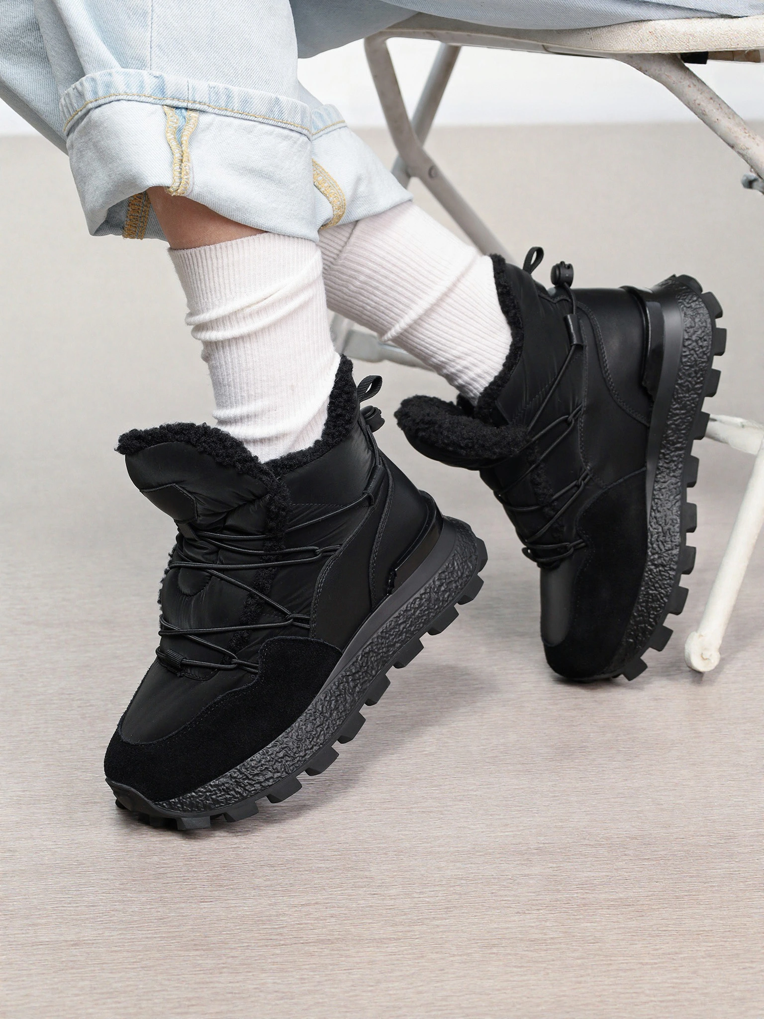 Кроссовки комбинированные черного цвета на рельефной подошве